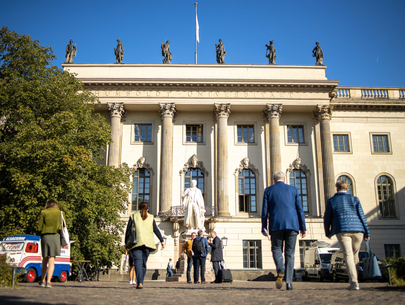 people walking towards the humboldt universität