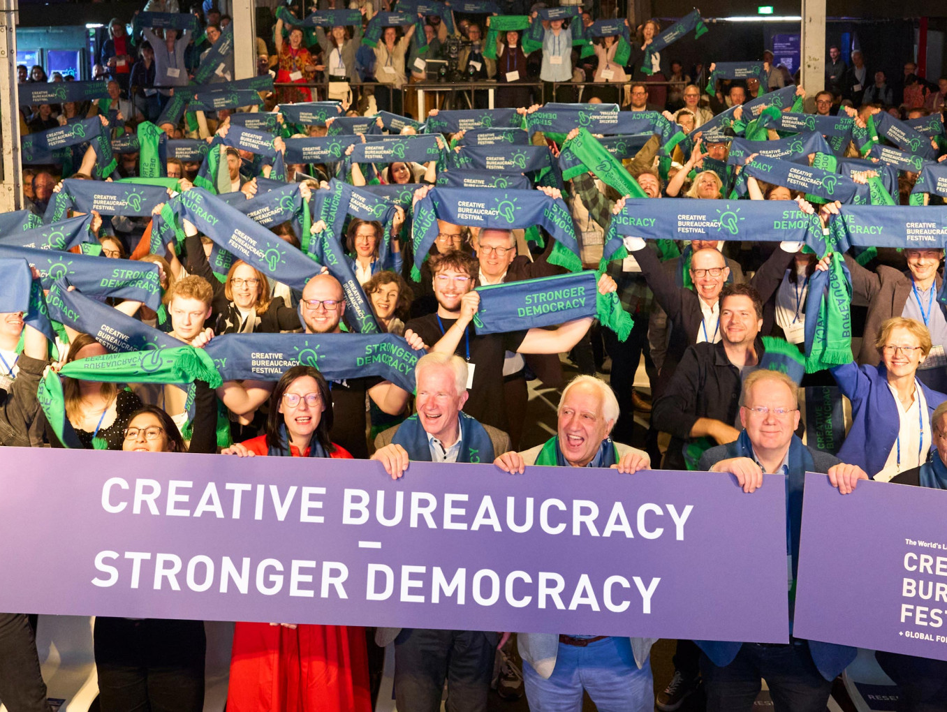 Creative Bureaucracy Festival Club Stage Foto Moment mit Motto