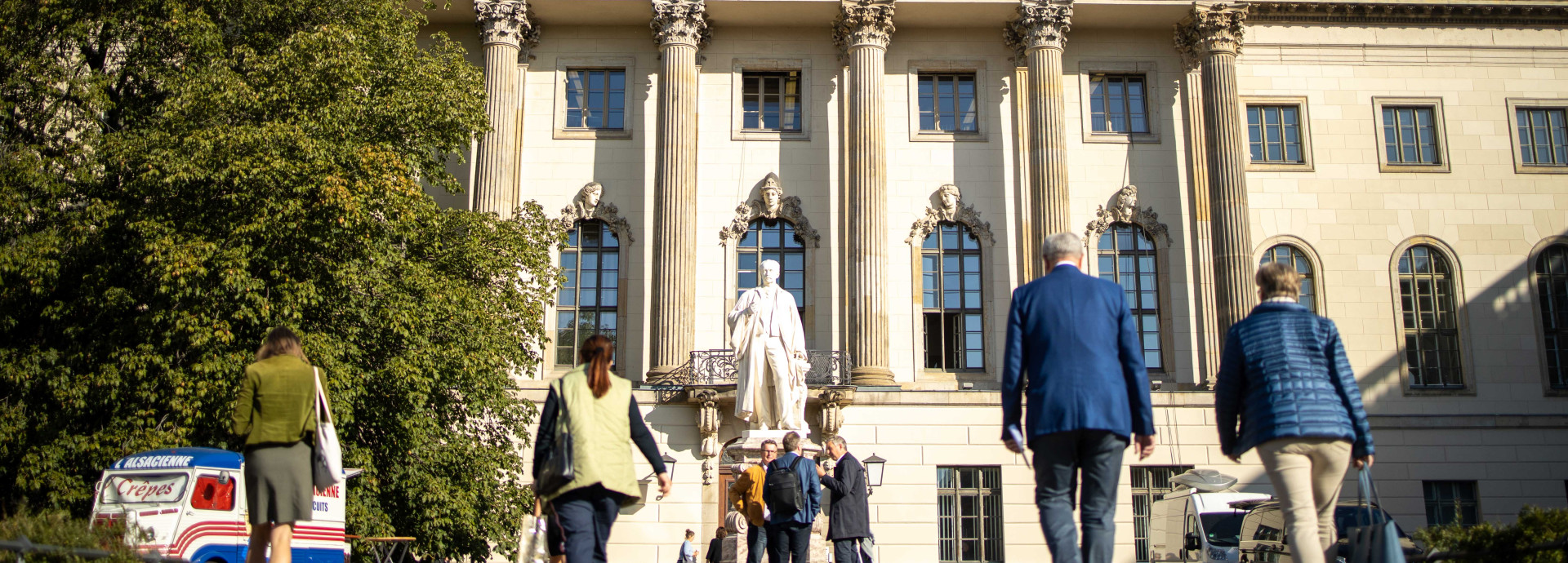 people walking towards the humboldt universität