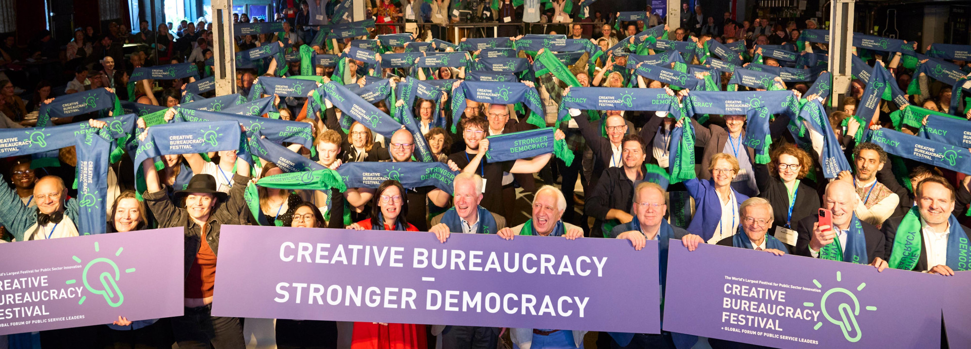 Creative Bureaucracy Festival Club Stage Foto Moment mit Motto
