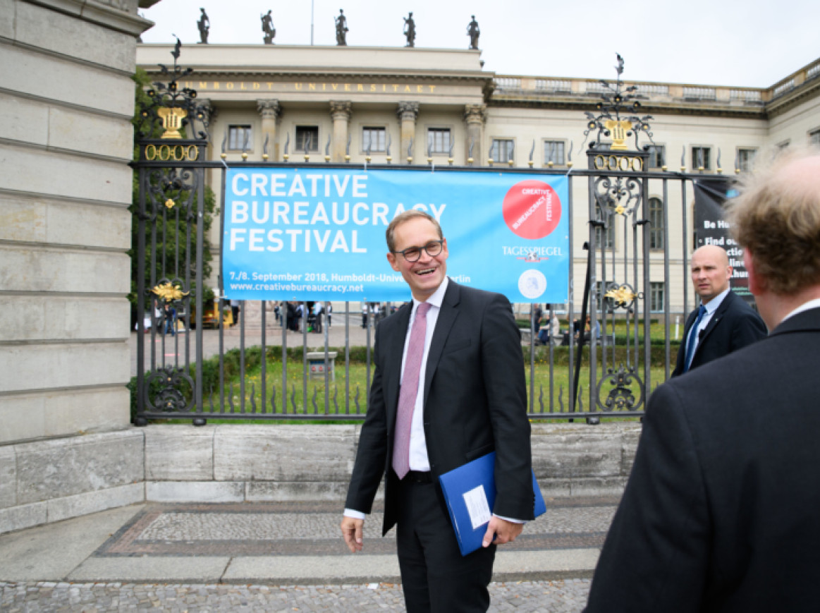 Michael Müller steht draußen