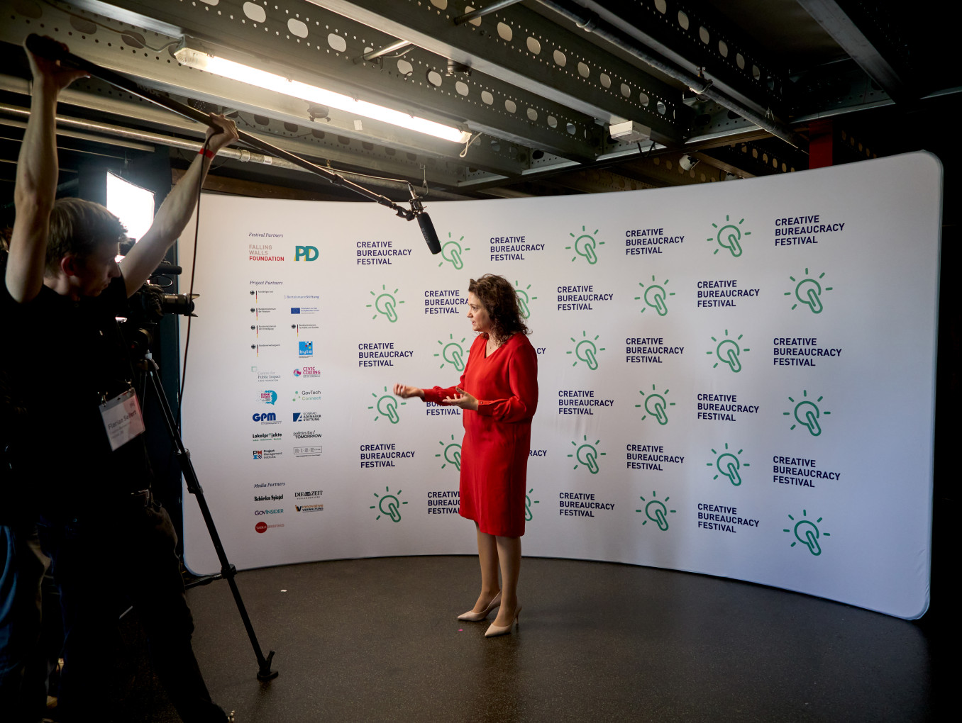 Interview mit Sarah Ryglewski vor der Pressewand