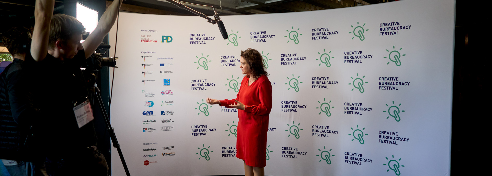 Interview mit Sarah Ryglewski vor der Pressewand